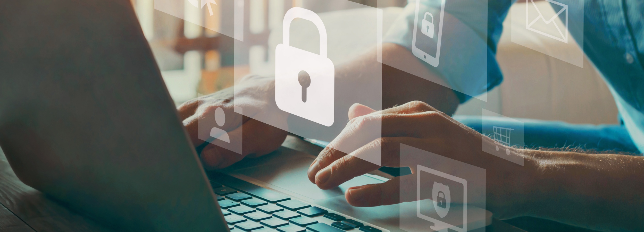 Hände tippen auf Laptoptastatur